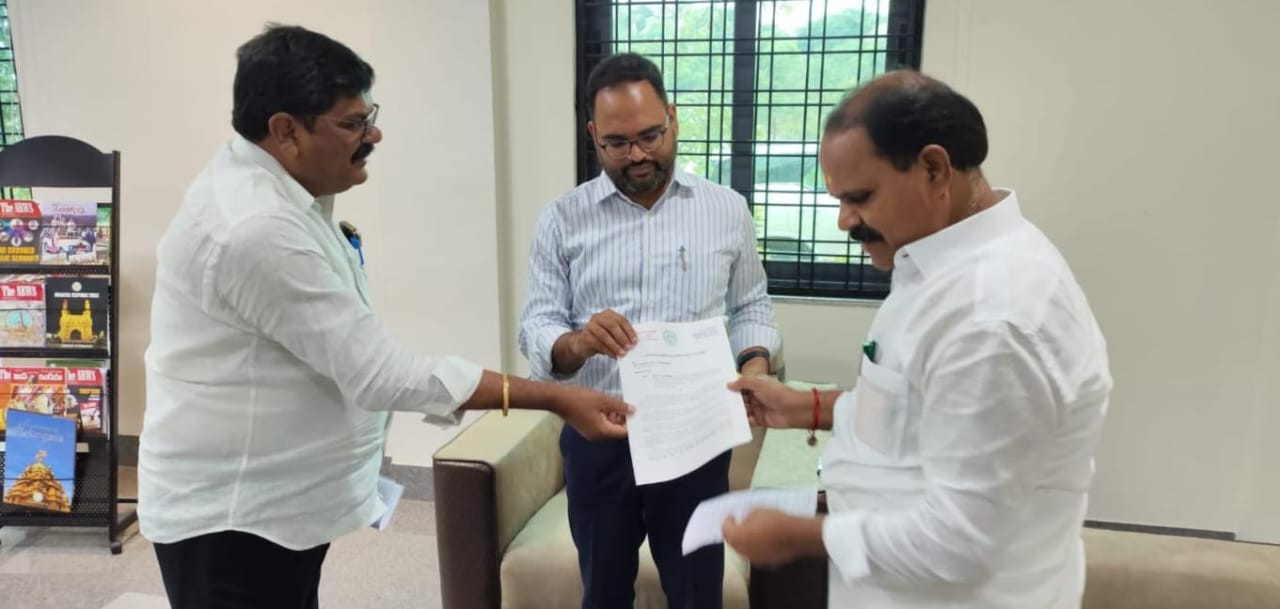 రంగారెడ్డి జిల్లా కలెక్టర్ ను కలిసిన ఎమ్మెల్యే వీర్లపల్లి శంకర్