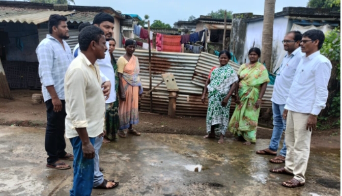 వీధివాసుల నీటి కష్టాలు తొలగించేందుకు బోరు మోటర్ అందజేత