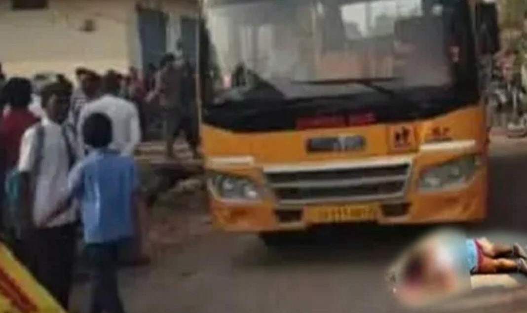 రెండేళ్ల చిన్నారి ప్రాణం తీసిన స్కూల్ బస్సు