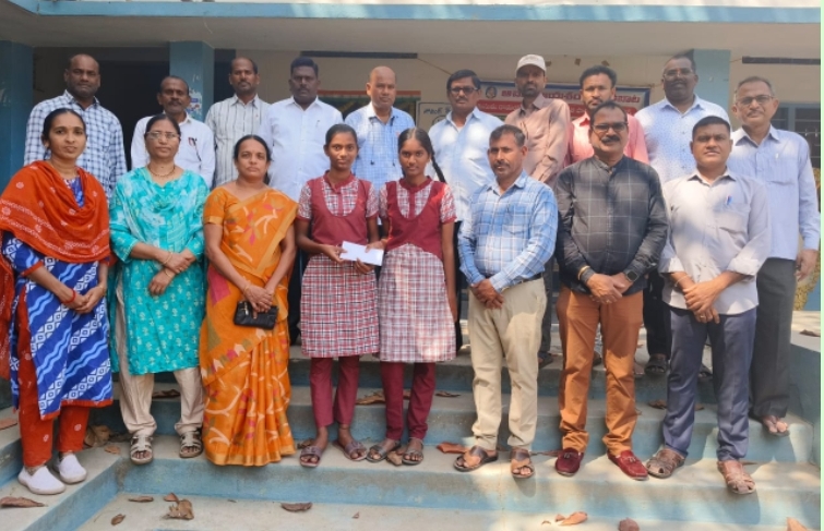 రాజన్న సిరిసిల్ల జిల్లాలో తోటి విద్యార్థికి ఆర్థిక సహాయం