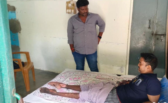 మంచానికి పరిమితమైన గుబ్బల సతీష్ కు.. జర్నలిస్టు  కిరణ్ కుమార్ గండికోట ఆర్థిక సాయం