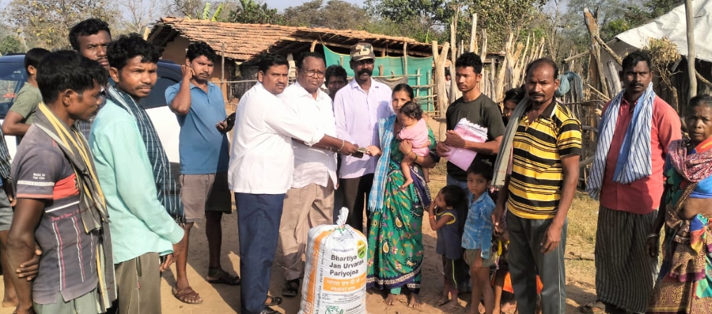 ఆర్థిక సహాయం చేసిన గిరిజన నాయకుడు  కొమరం చిట్టిబాబు