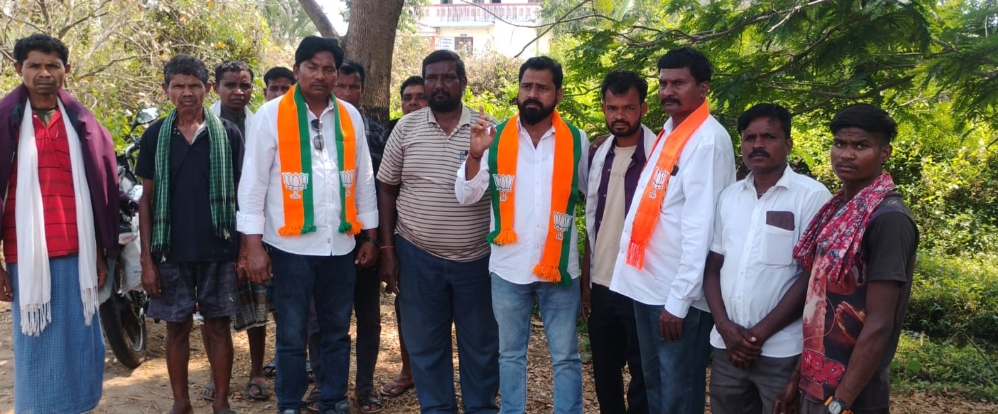 కరెంట్ షాక్ తో మృతి చెందిన వలస గిరిజన కుటుంబాన్ని ఆదుకోవాలి