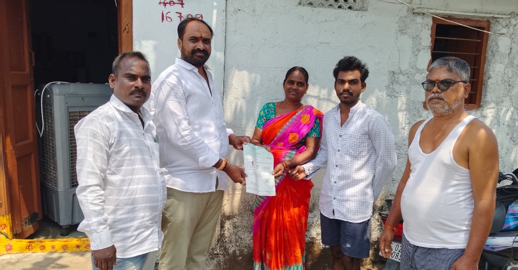 లబ్దిదారులకు CMRF చెక్కులను పంపిణీ చేసిన మాజీ కౌన్సిలర్ కల్లూరి లత-మధు