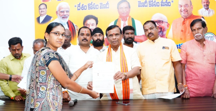 అర్హులైన లబ్దిదారులకు సీఎంఆర్ఎఫ్ చెక్కులు పంపిణీ చేసిన అర్బన్ ఎమ్మెల్యే