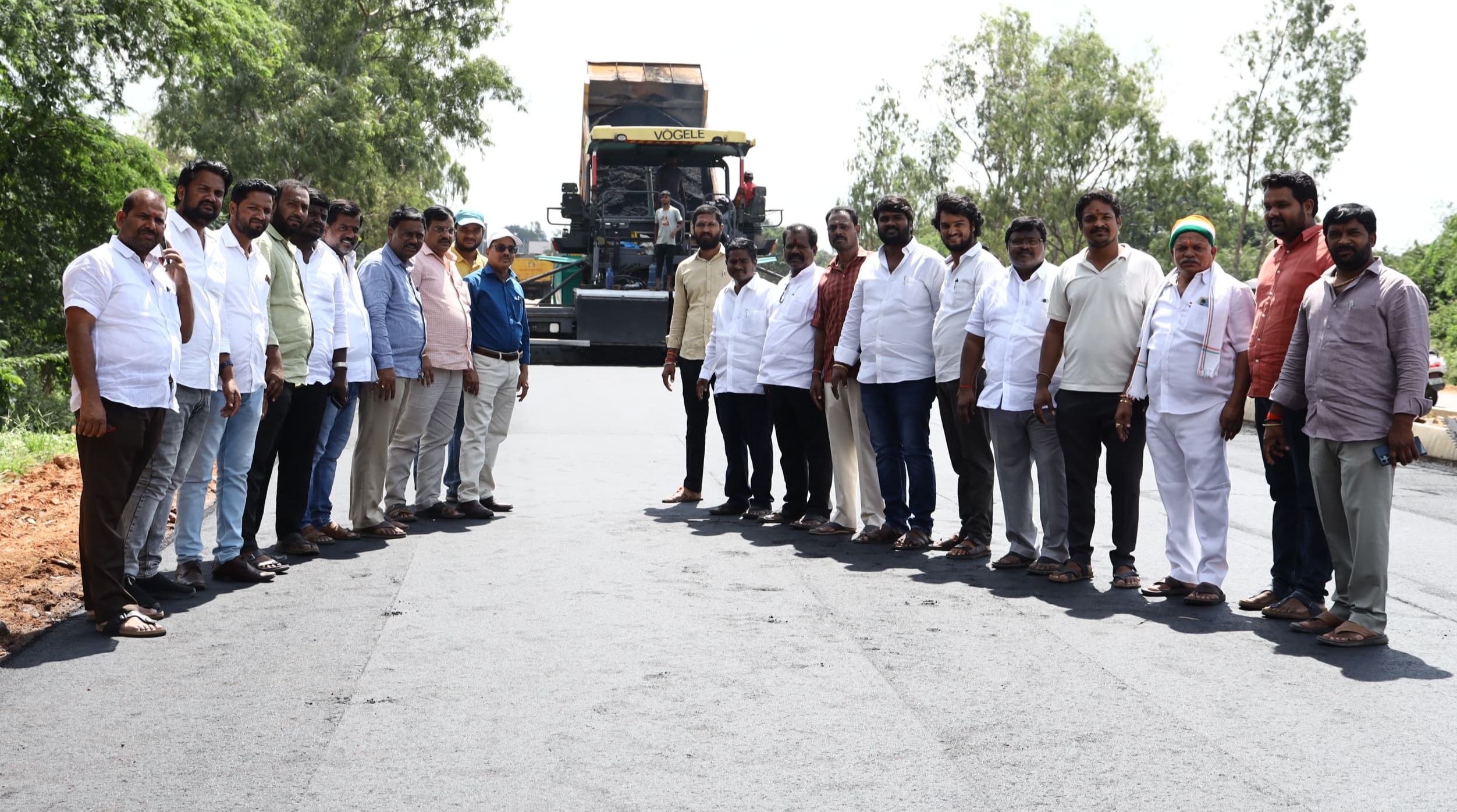 రూ. 40 కోట్లతో నిర్మిస్తున్న రోడ్డు నిర్మాణ పనులను పరిశీలించిన కాంగ్రెస్ నేతలు