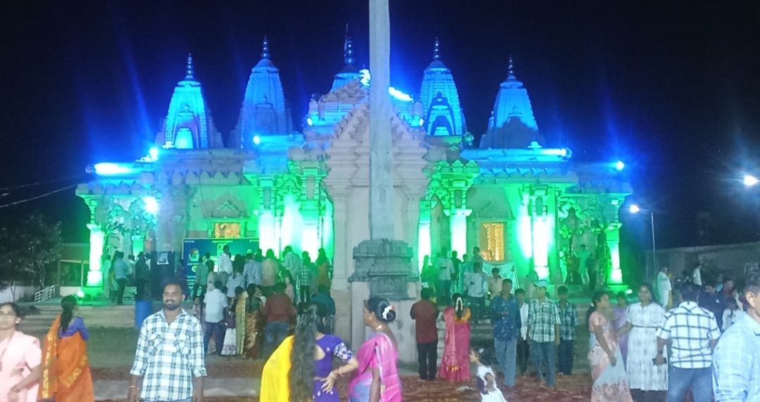 దసర సందర్భంగా భక్తులతో పలు ఆలయాలు కిటకిట