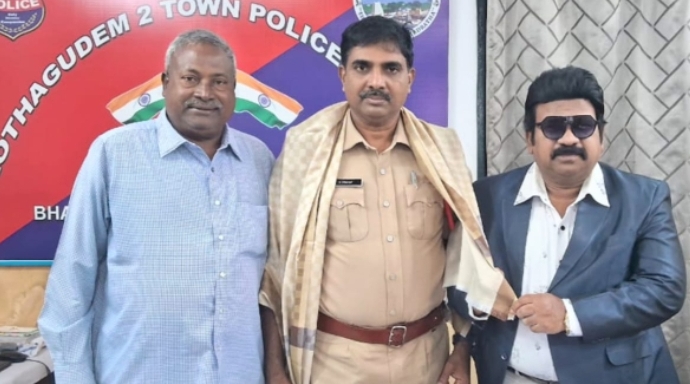 టూ టౌన్ సర్కిల్ ఇన్స్పెక్టర్ డి ప్రతాప్  సత్కరించి అభినందించి, డాక్టర్ ఆచార్య డాక్టర్ మద్దెల శివకుమార్మ మారియు మిత్ర బృందం
