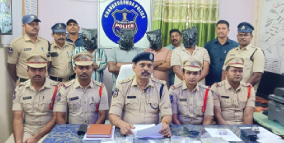 Daily Bharat తాళాలు వేసి ఉన్న ఇండ్లలో దొంగతనాలకు పాల్పడుతున్న నలుగురు నిందితులను అరెస్టు చేసిన చండ్రుగొండ పోలీసులు