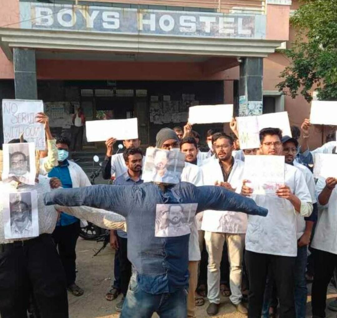 రిమ్స్&zwnj; హాస్పిటల్లో ఘర్షణ : బాధ్యులపై చర్యలు తీసుకోవాలంటూ జూనియర్&zwnj; డాక్టర్ల నిరసన