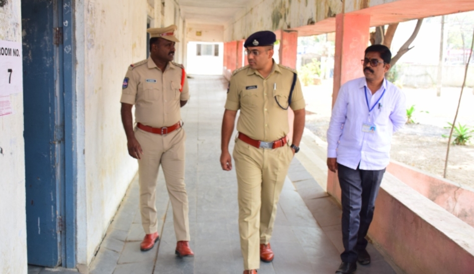 ఇంటర్మీడియట్ పరీక్ష కేంద్రాలను క్షేత్రస్థాయిలో పరిశీలించిన జిల్లా ఎస్పీ మహేష్ బి గితే