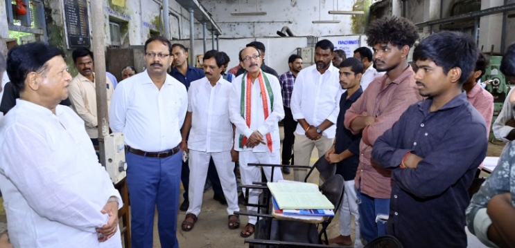 ఐటిఐ కోర్సుల్లో చేరి విద్యార్థులు భవిష్యత్తు బంగారు మయంగా మార్చుకోవాలి