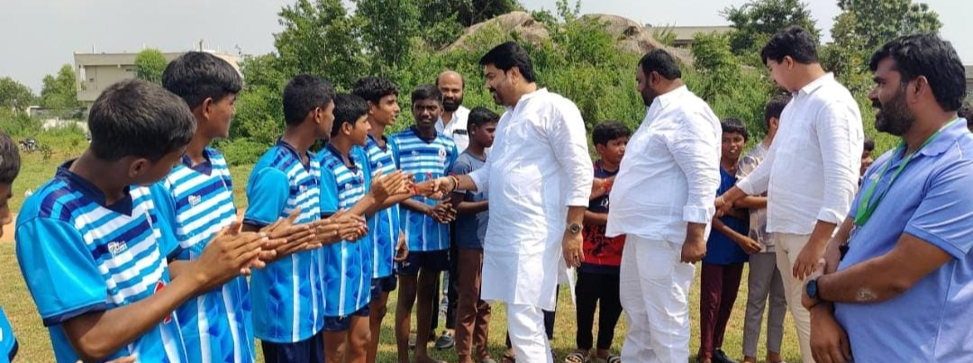 విద్యార్దులు క్రీడ‌ల్లోనూ రాణించాలి : జిల్లా గ్రంథాలయ సంస్థ ఛైర్మన్ ఎలుగంటి మధుసూదన్ రెడ్డి