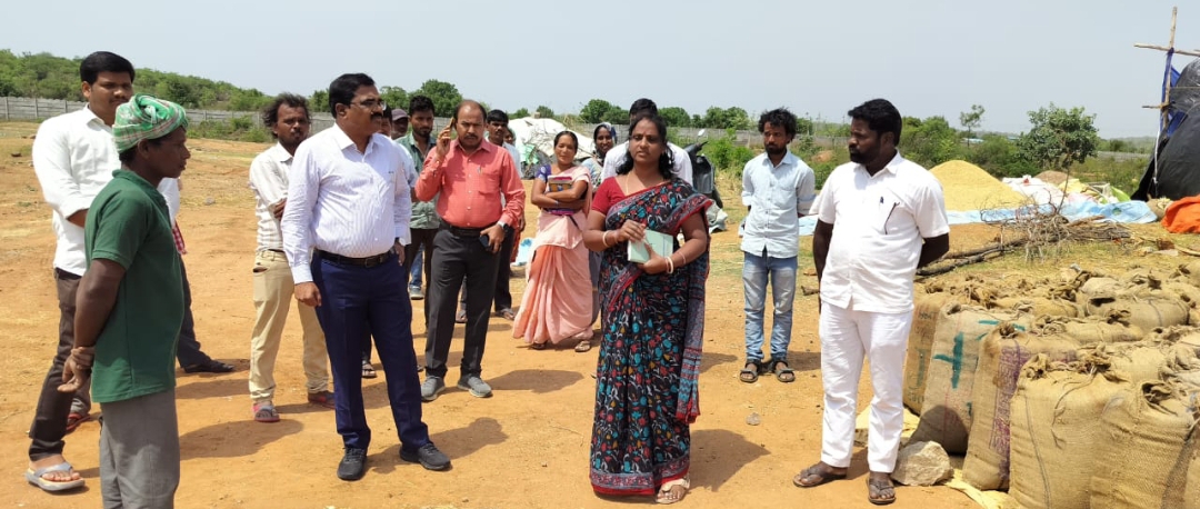 సరైన తేమశాతం ఉన్నప్పుడే ధాన్యాన్ని మిల్లులకు పంపాలి : అదనపు కలెక్టర్ వెంకటేశ్వర్లు