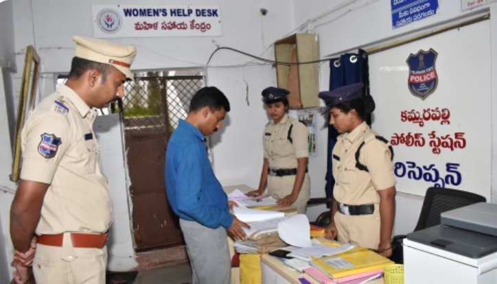 కమ్మర్ పల్లి పోలీస్ స్టేషన్ ను ఆకస్మికంగా తనిఖీ చేసిన పోలీస్ కమిషనర్