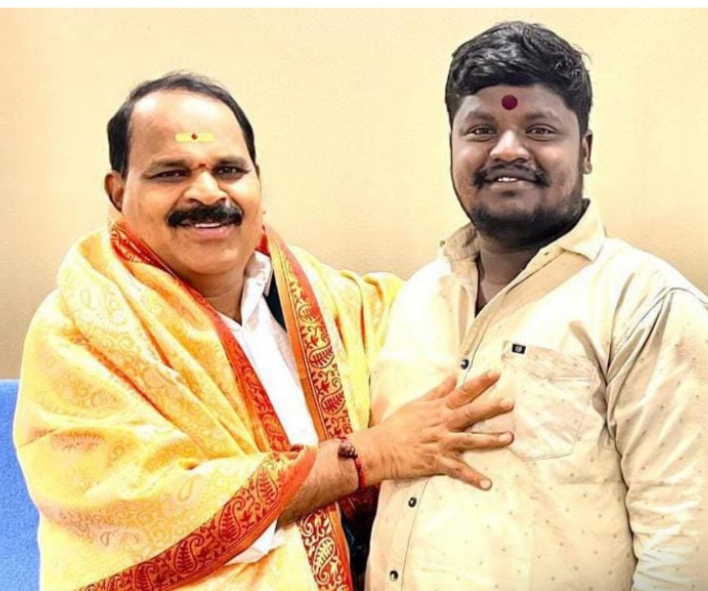 ఎమ్మెల్యే వీర్లపల్లి శంకర్ ను సన్మానించిన టౌన్ ఎస్సీ సెల్ ప్రెసిడెంట్ సింగపాగా అనిల్ కుమార్