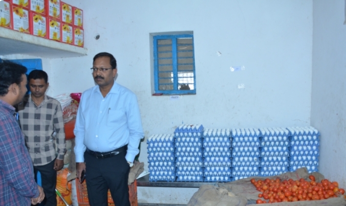 రాంపూర్ లో జ్యోతిబాపూలే పాఠశాలను ఆకస్మిక తనిఖీ చేసిన కలెక్టర్