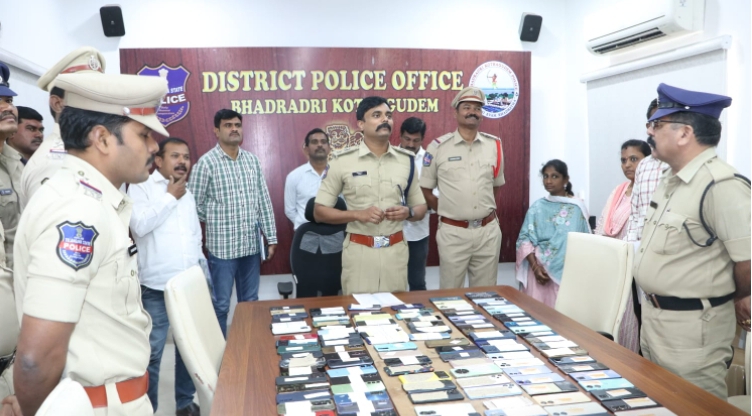 CEIR పోర్టల్ ద్వారా జిల్లా పోలీసులు రికవరీ చేసిన 170  మొబైల్ ఫోన్లను బాధితులకు అందసిన జిల్లా ఎస్పీ రోహిత్ రాజు ఐపిఎస్