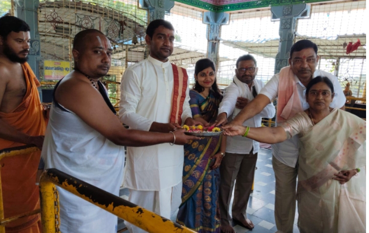 శ్రీ వెంకటేశ్వర స్వామికి కానుకలు సమర్పించిన భరత్-శ్రీవాణి దంపతులు