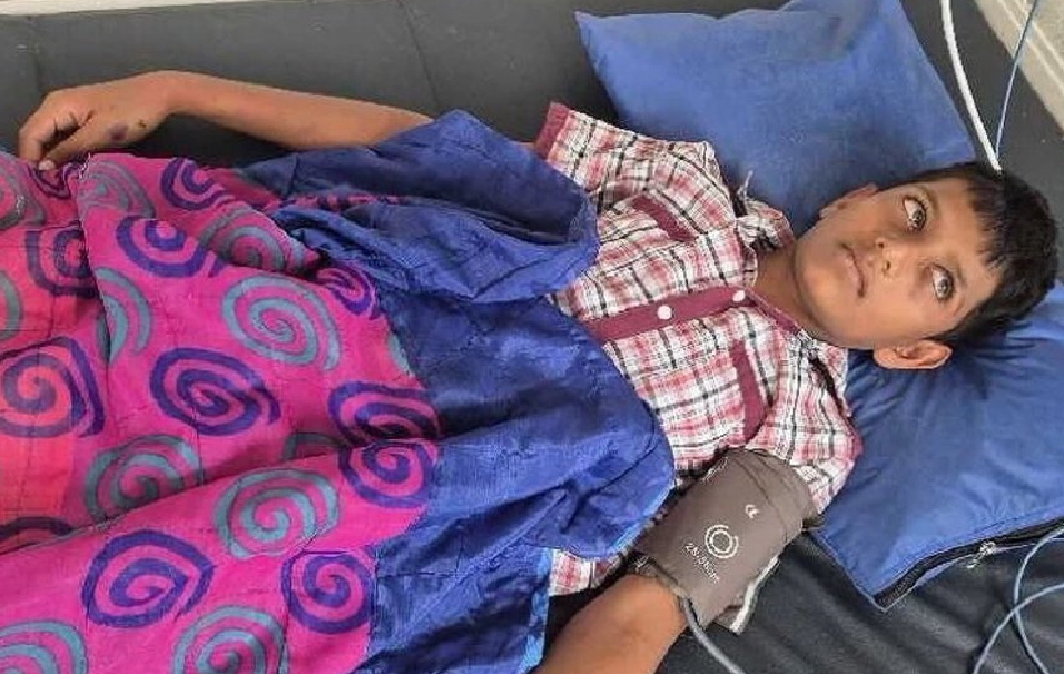 బీసీ వెల్ఫేర్ పాఠశాలలో విద్యార్థికి పాముకాటు