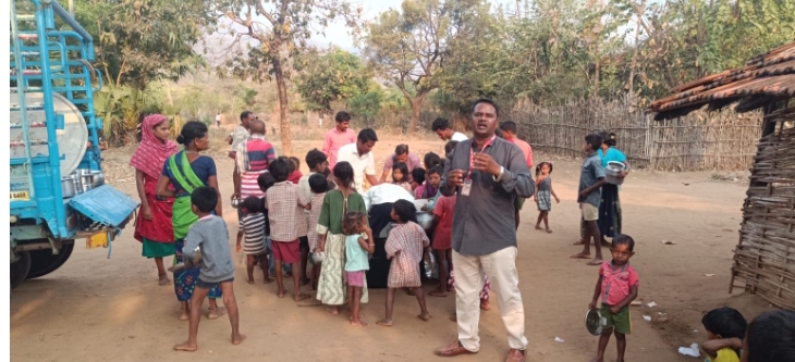 అడవి బిడ్డలకు నారాయణపురం కమిటీ భోజనాలు వితరణ