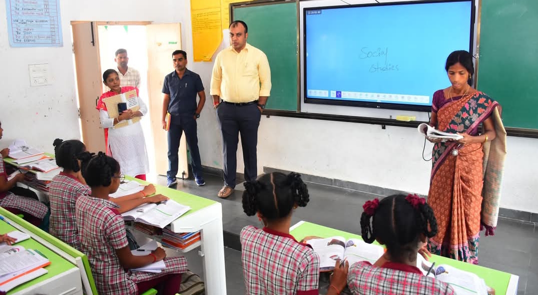 విద్యార్థులకు ఏ.ఐ. టూల్స్ పై శిక్షణ ఇవ్వాలి : జిల్లా కలెక్టర్ సందీప్ కుమార్ ఝా