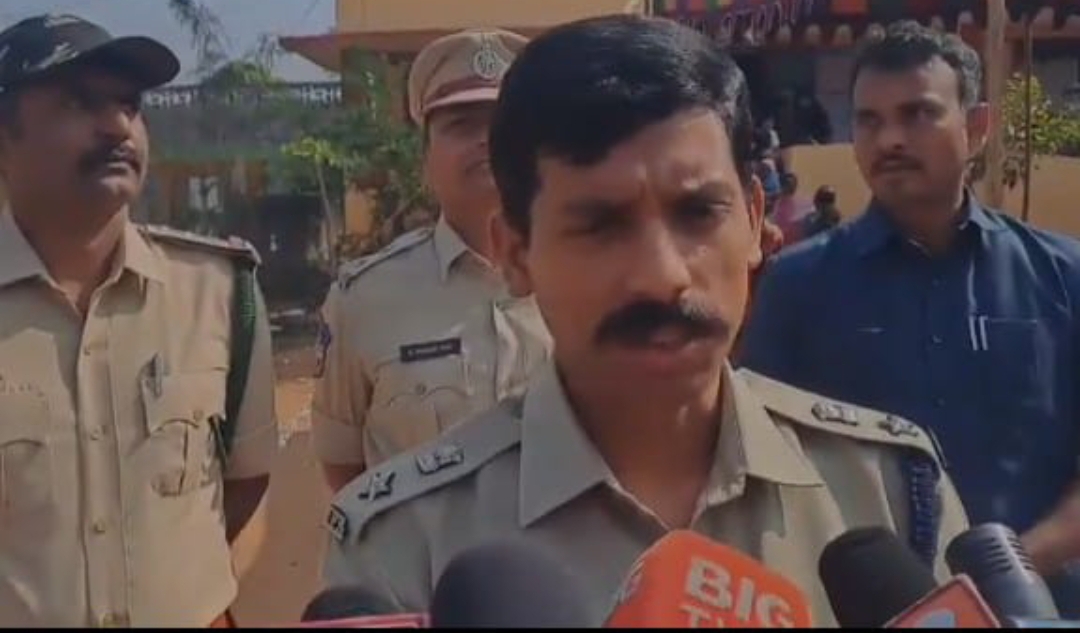 నందిపేట మండలంలో పోలింగ్ కేంద్రాలను పరిశీలించిన సిపి సాయి చైతన్య