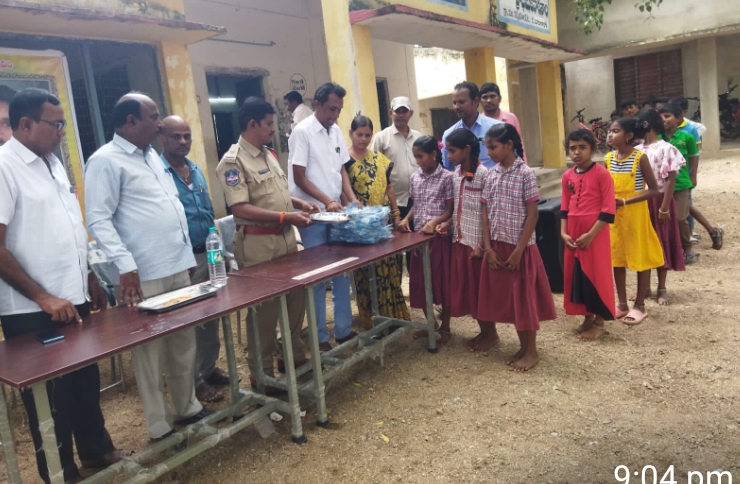 కుమారుని జ్ఞాపకార్థం భోజన ప్లేట్లు నోటు పుస్తకాలు పంపిణీ చేసిన తల్లిదండ్రులు