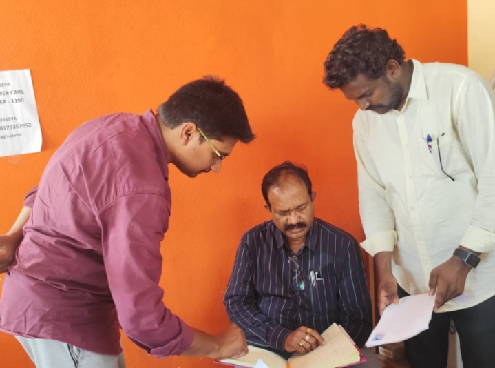 మీసేవ కేంద్రాన్ని ఆకస్మికంగా తనిఖీ చేసిన అదనపు కలెక్టర్ డి వేణుగోపాల్