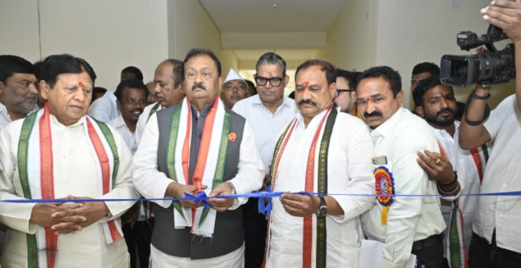 విద్యార్థుల బంగారు భవిష్యత్తును ఉజ్వలంగా  తీర్చిదిద్దాలి