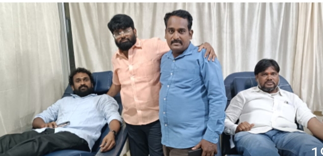సమాజంలో ప్రజా సమస్యలను వెలుగులోకి తెస్తూ మానవతా హృదయంతో ప్రాణప్రాయంలో ఉన్న వారికి రక్త దానం చేయడం వారి గొప్పతనానికి నిదర్శనం