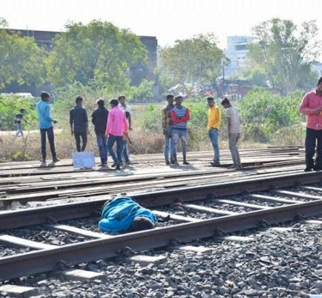 రైలు పట్టాలపై గొడవ: రైలు ఢీకొని  ఇద్దరు మృతి