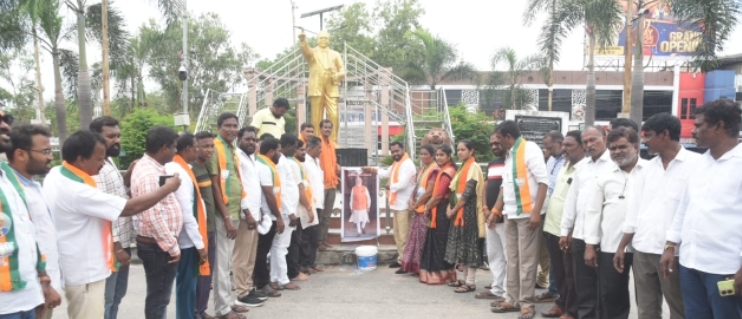 ప్రధానమంత్రి నరేంద్ర మోడీ కి పాలాభిషేకం చేసిన సిరిసిల్ల బిజెపి పట్టణ అధ్యక్షులు దుమాల శ్రీకాంత్