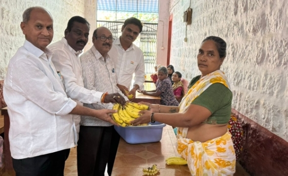 ఎన్ ఈ సి సి  దినోత్సవం సందర్భంగా శాస్త్రి నగర్ వృద్ధుల మానసిక వికలాంగుల ఆశ్రమంలో గుడ్లు, అరటి పండ్లు పంపిణీ