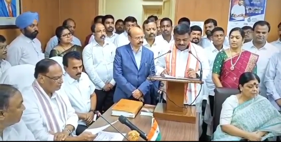 తీన్మార్ మల్లన్న ఎమ్మెల్సీగా ప్రమాణ స్వీకారం