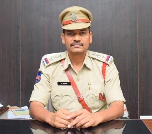 గంజాయి తాగుతున్న ఇద్దరు వ్యక్తులు అరెస్ట్ : 150 గ్రాముల గంజాయి  స్వాధీనం