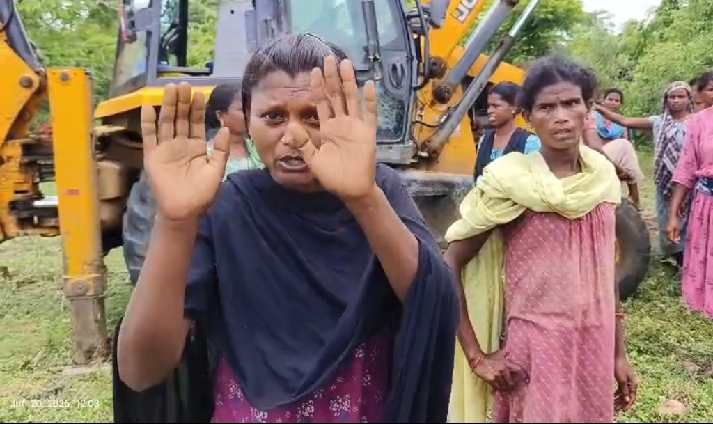 అమాయకులైన గిరిజనులపై అక్రమంగా ఫారెస్ట్ అధికారులు దాడి