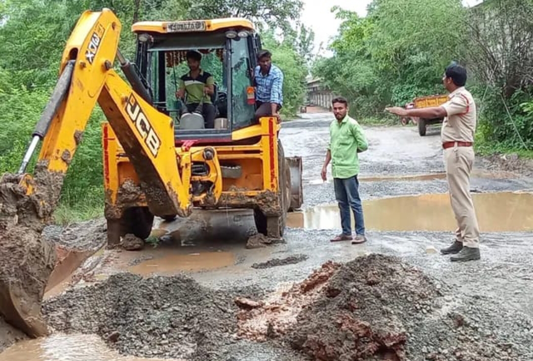 మానవత్వం చాటుకున్న ఎస్ఐ ధీకొండ రమేష్