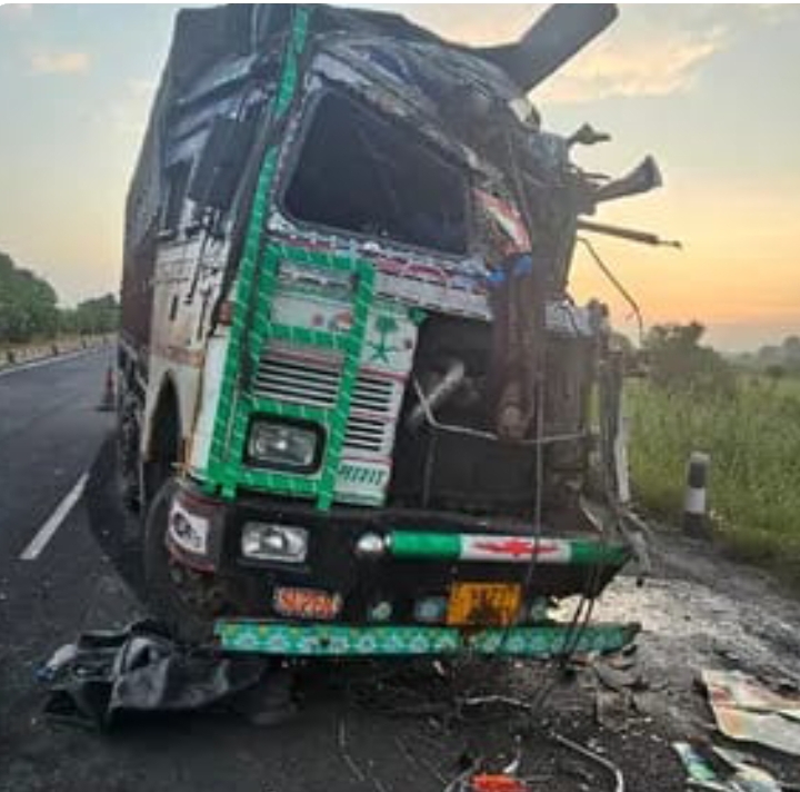 ట్రావెల్ బస్సు ను ఢీకొన్న లారీ