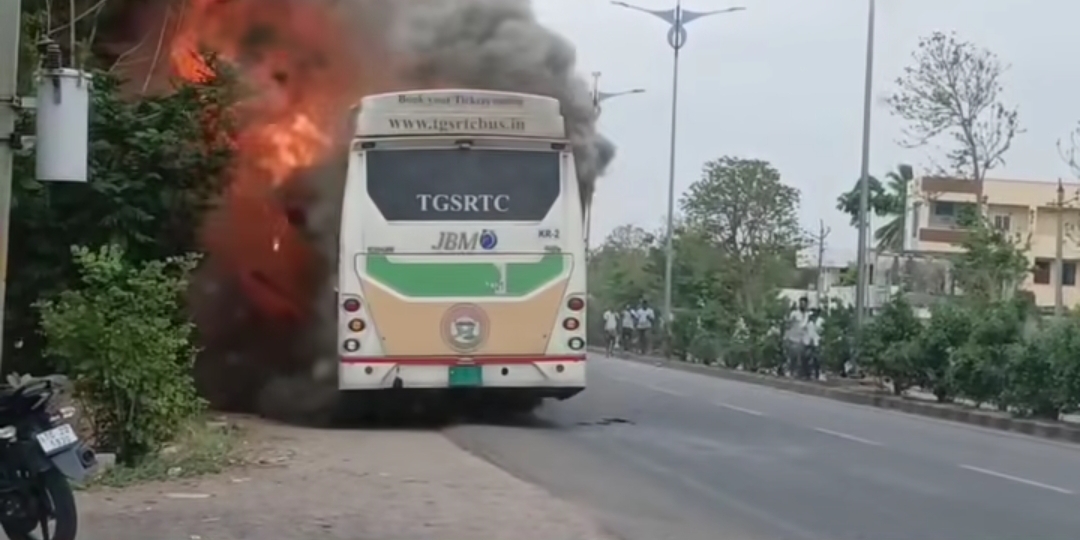 కరీంనగర్ జిల్లా : ఆర్టీసీ బస్సులో మంటలు