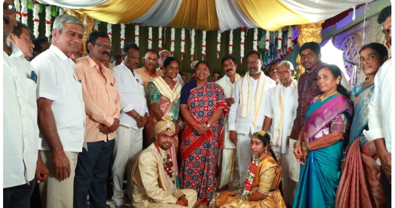 దివంగత సీనియర్ జర్నలిస్టు రాఘవులు కుమార్తె వివాహ వేడుకల్లో పాల్గొన్న మంత్రి సీతక్క 