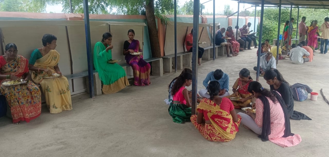సాయిబాబా దేవాలయంలో అన్నదాన కార్యక్రమం