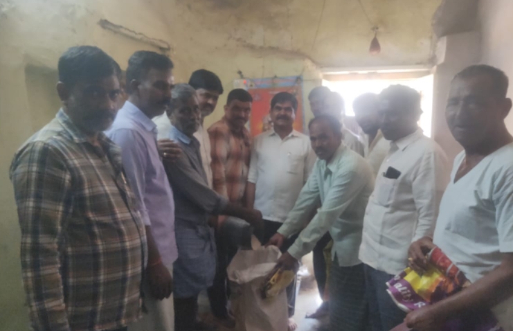 చిన్నకంజర్ల లో సన్న బియ్యం పంపిణి కార్యక్రమం లంచానంగా  ప్రారoభిoచిన  ఉపసర్పంచ్ రాముచెందర్ రెడ్డి 