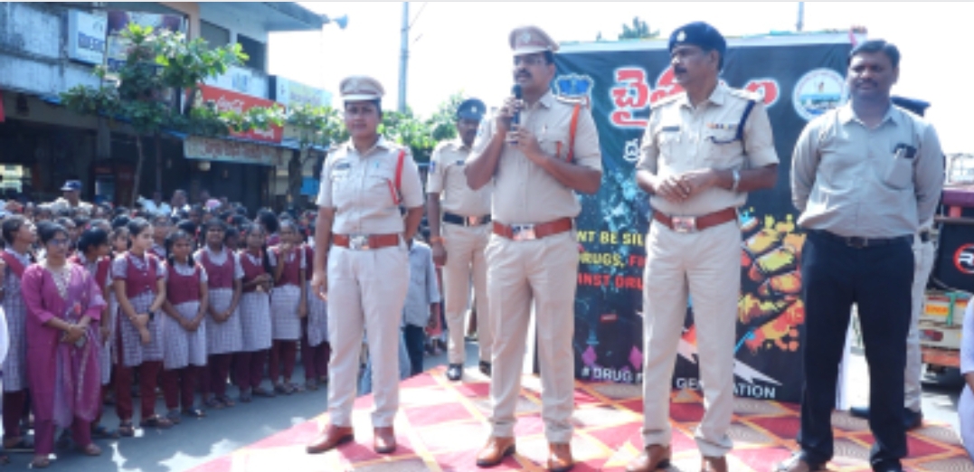డ్రగ్స్ పైచైతన్యం డ్రగ్స్ పై యుద్ధం సుజాతనగర్ పోలీస్ ఆధ్వర్యంలో ప్రధానసెంటర్లో ఏర్పాటు