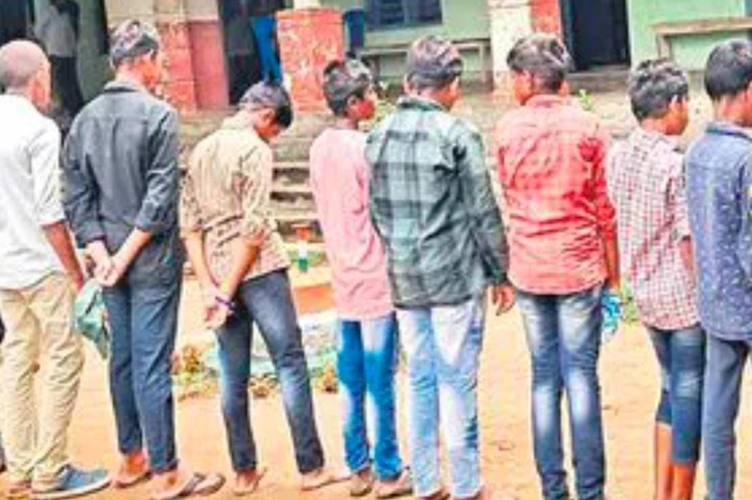 విద్యార్థుల జుట్టు కట్ చేసిన ఉపాధ్యాయురాలు