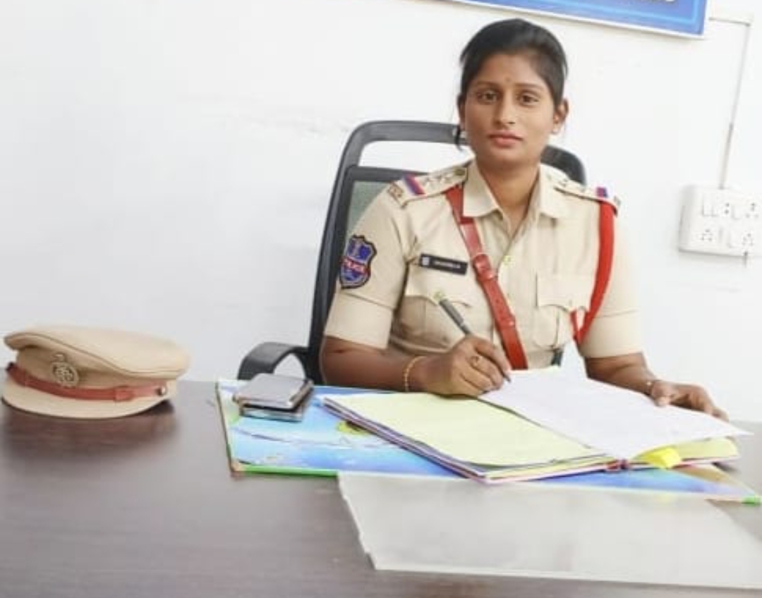 రోడ్డుపై వరి ధాన్యం ఆరబోసి ఇతరుల ప్రాణాలకు బాధ్యులు కాకూడదు : వెల్దుర్తి ఎస్ ఐ నవత గౌడ్