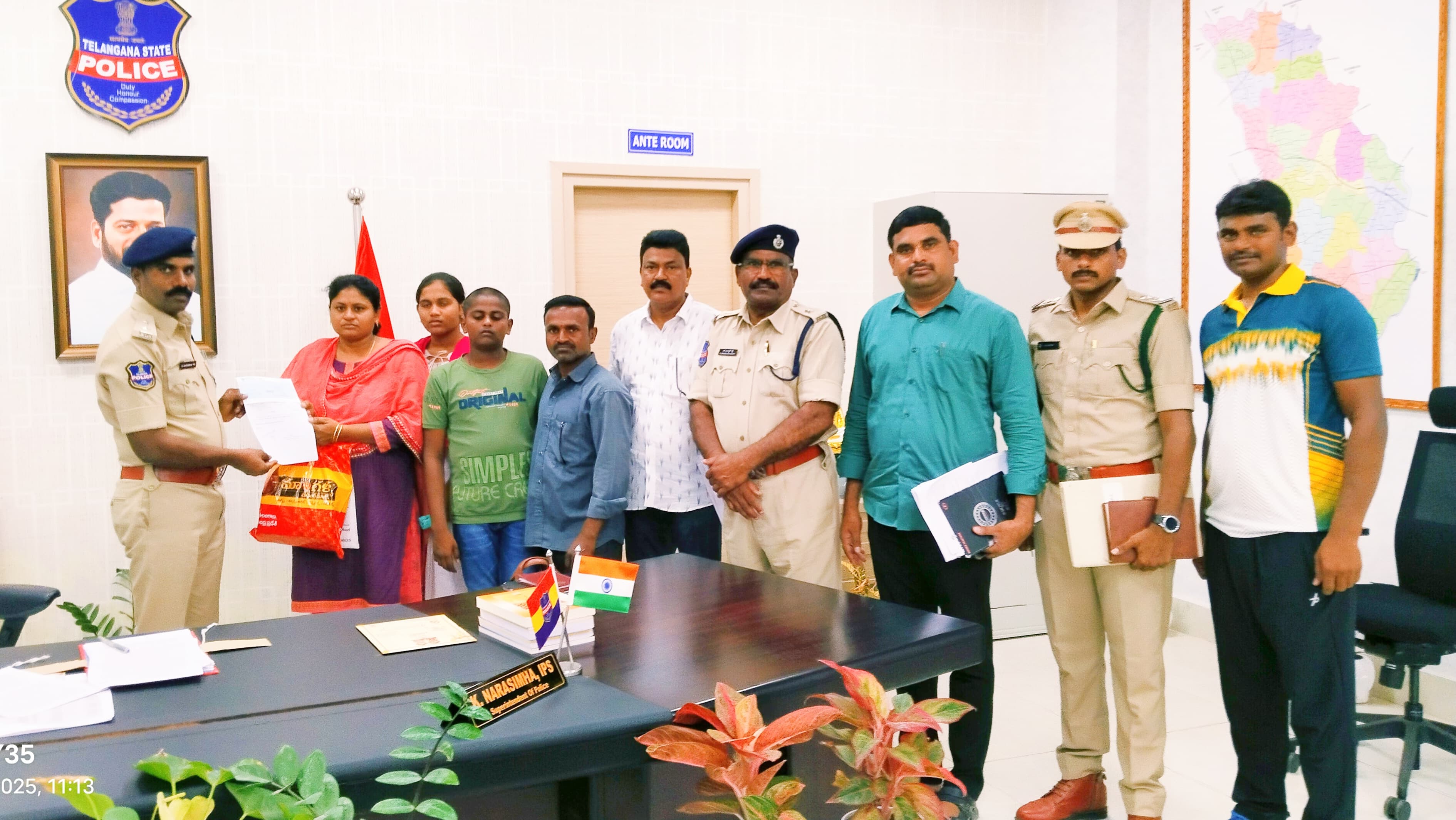 పోలీసు కుటుంబానికి ఆర్థిక చేయూత