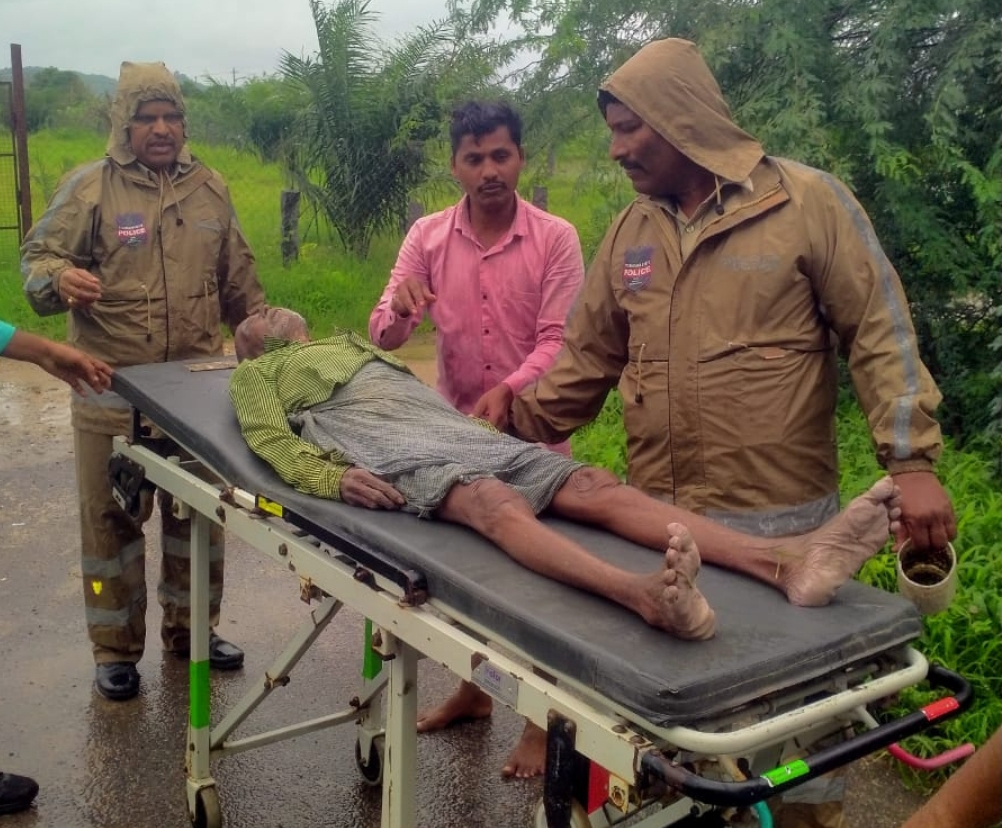 డయల్ 100 కాల్ కి స్పందించి వృద్ధ వ్యక్తిని కాపాడిన సిరిసిల్ల టౌన్ పోలీసులు