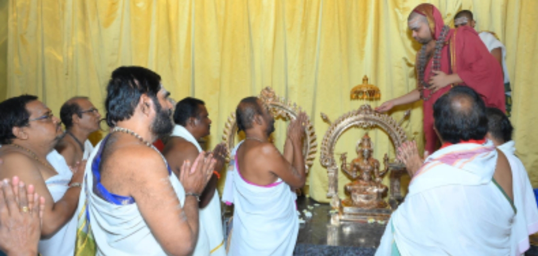 కర్ణాటకలోని శృంగేరి సన్నిధానంలో వారాహి మాత పంచలోహ విగ్రహ పూజలో పాల్గొన్న మంచాల శంకరయ్య ట్రస్ట్ చైర్మన్ మంచాల జ్ఞానేందర్