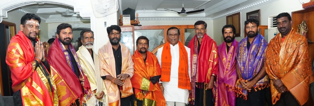 44 రోజులపాటు శబరిమలైకు పాదయాత్రగా వెళ్లి సంపూర్ణంగా ముగించుకొని వచ్చిన గురుస్వాములను సత్కరించిన అర్బన్ ఎమ్మెల్యే